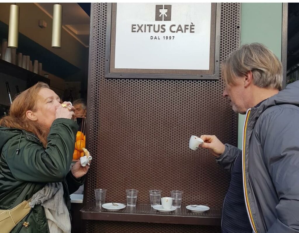 koffie drinken in de bar in Napels