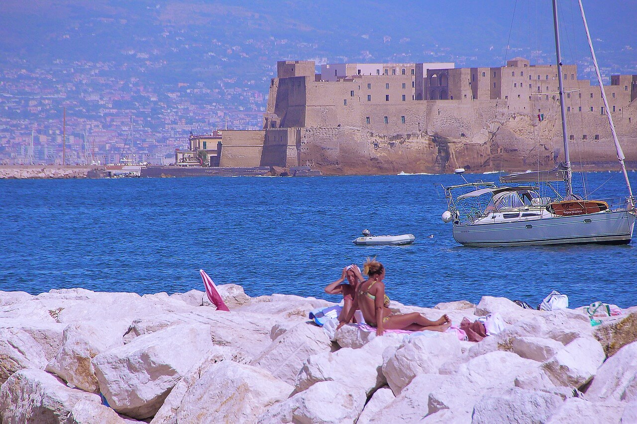 rotsen langs boulevard Napels strand