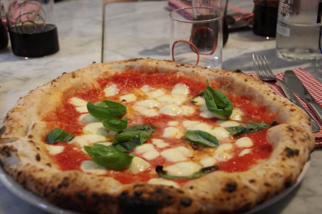 pizza Margherita Napels