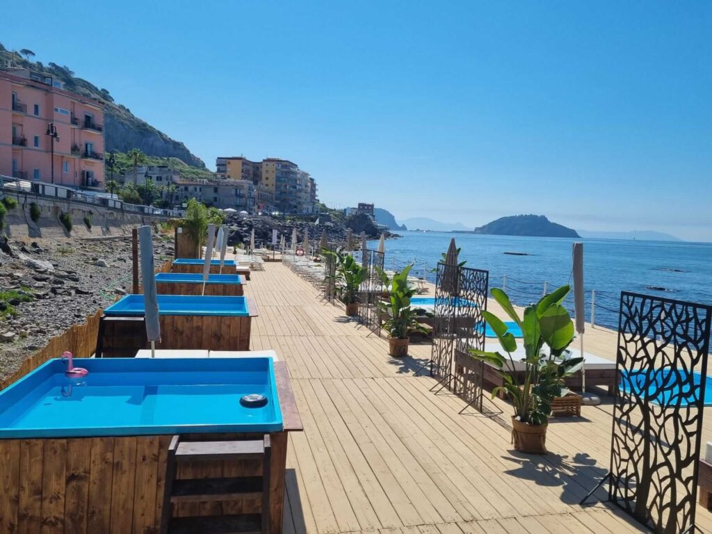 zwembad strand Napels